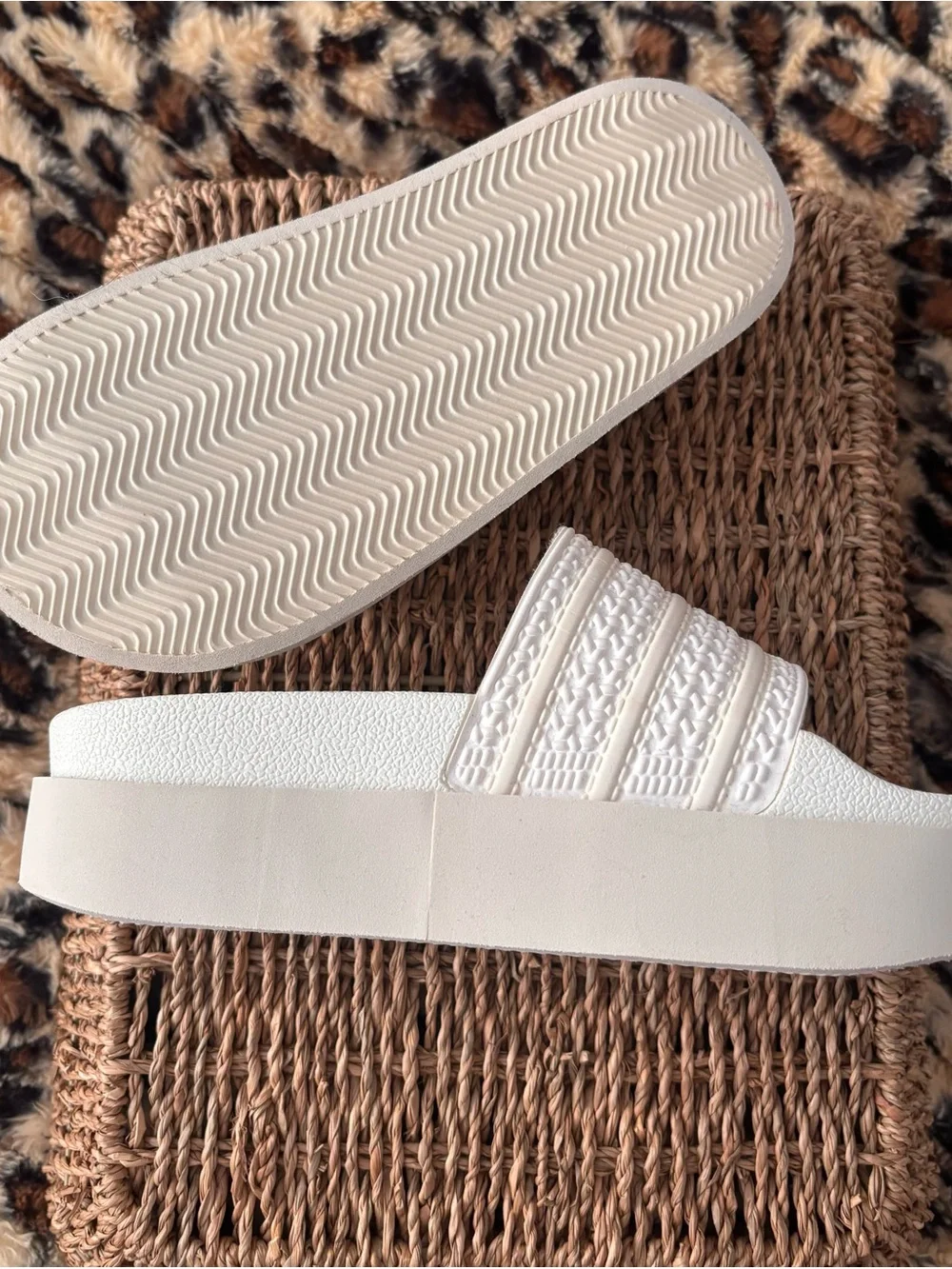 adidas Adilette Bonega Women's Cream Textured Slide Sandals Sz7
